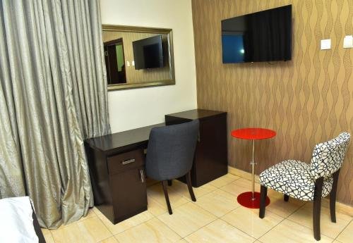 Фото Somerset Suites