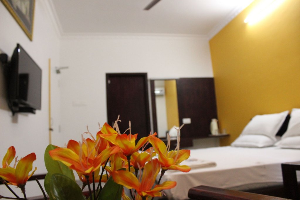 Фото Sri Aarvee Hotels