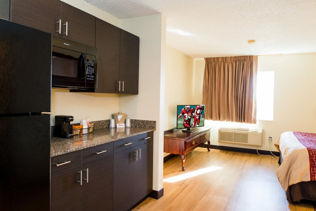 Фото Red Roof Inn & Suites Omaha - Council Bluffs