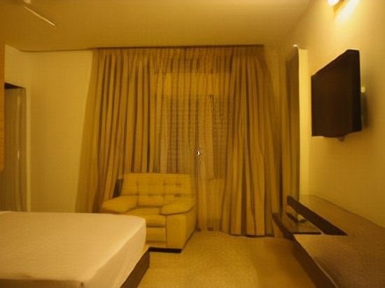 Фото Roseline Suites - A Business Hotel