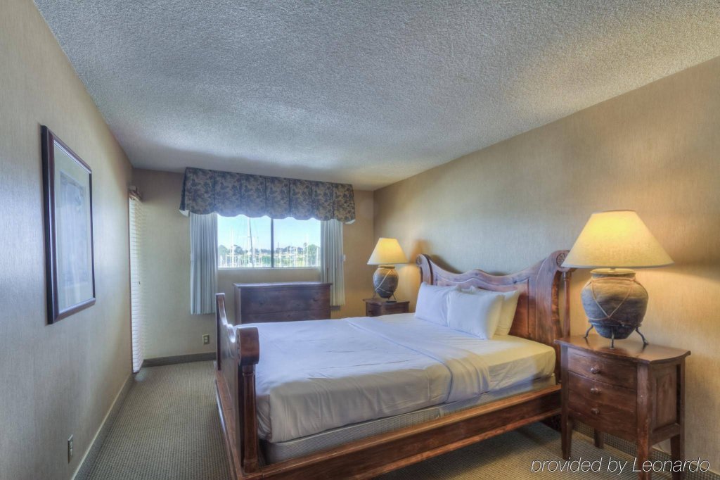 Фото Oceanside Marina Suites