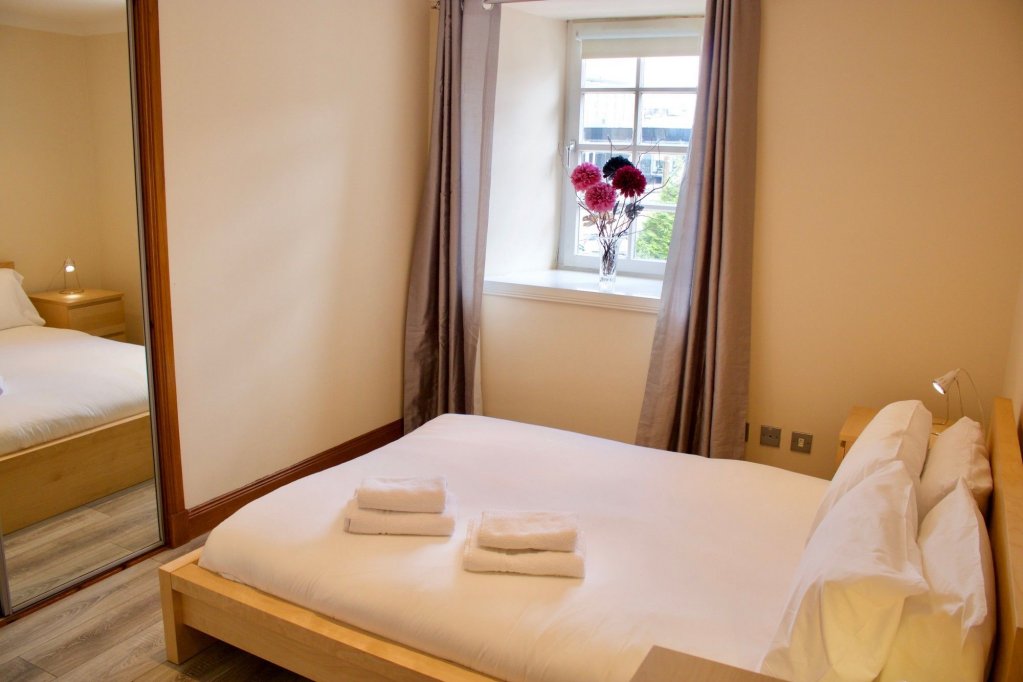 Фото Beautiful 2 Bedroom Flat In Converted Distillery