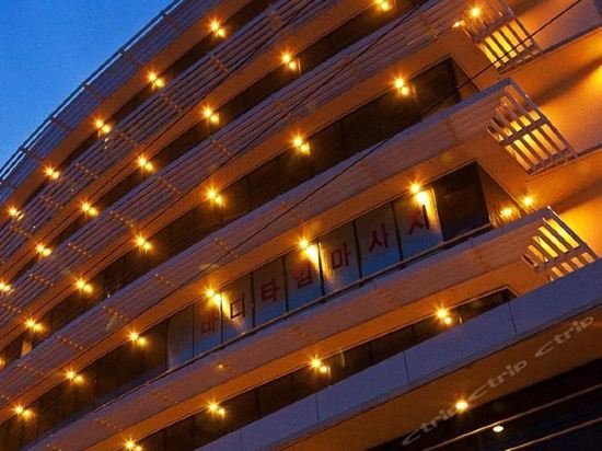 Фото Oyo 208 Anika Suites