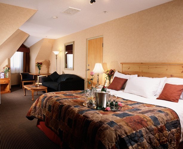 Фото Canmore Inn & Suites