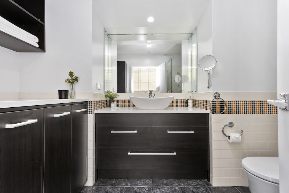 Фото Renovated Apt with huge deck & car park - by Urban Butler