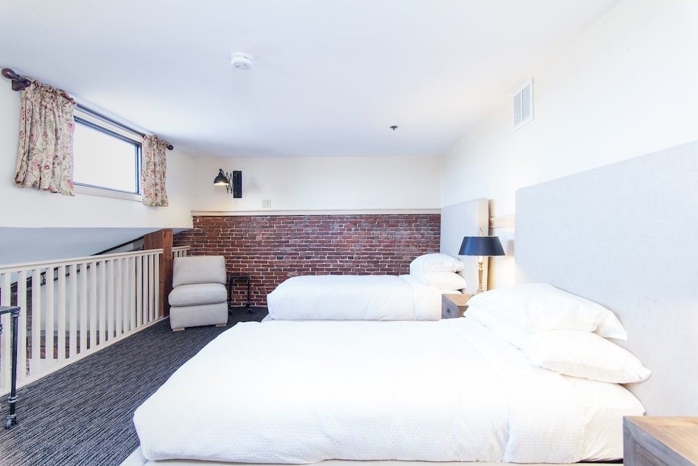 Фото Garrison Inn Boutique Hotel