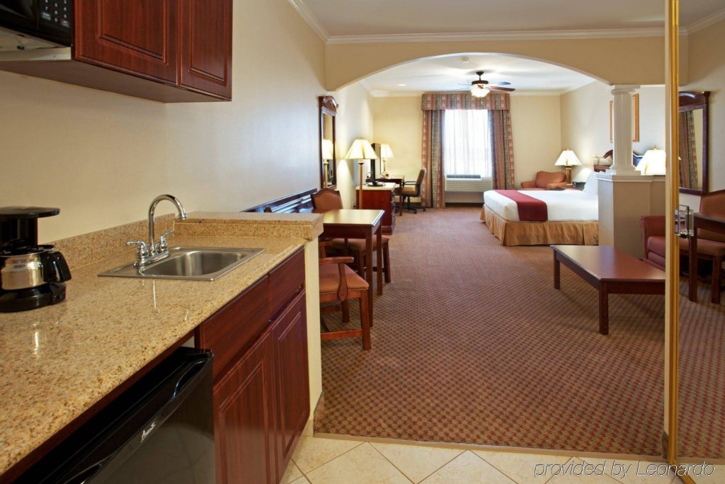 Фото Holiday Inn Express Hotels & Suites East Houston, an Ihg Hotel
