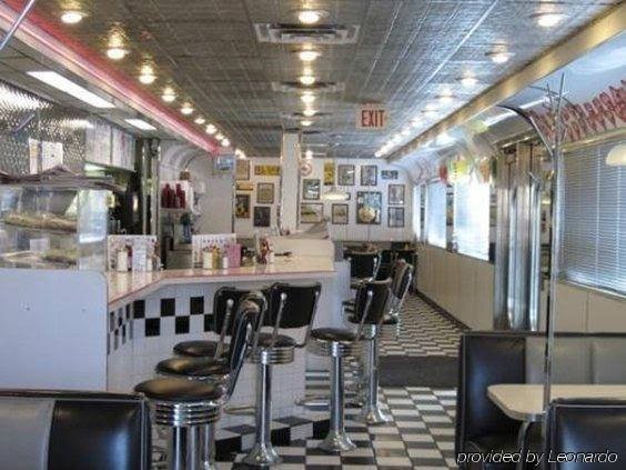 Фото Travelodge by Wyndham Cheyenne