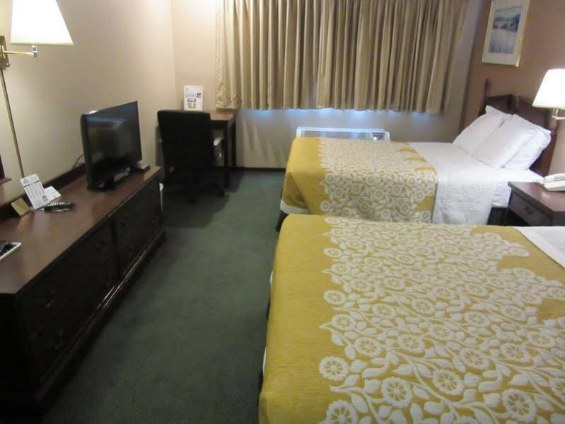 Фото Days Inn by Wyndham Seatac Airport