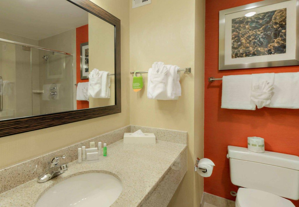 Фото Courtyard by Marriott Raleigh Crabtree Valley