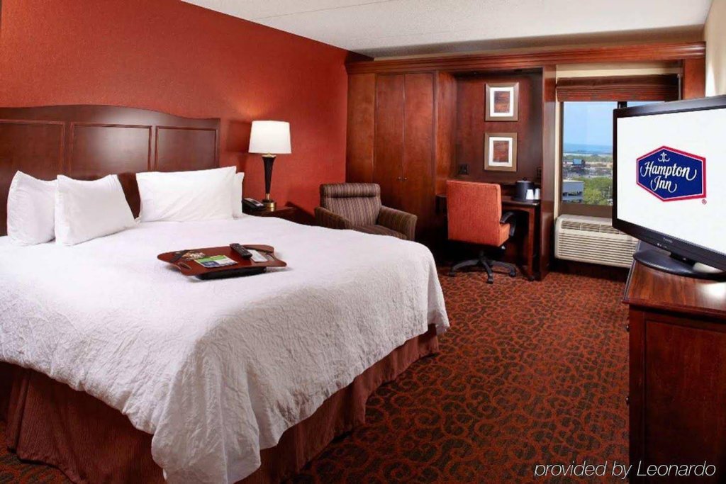 Фото Hampton Inn Cleveland-Downtown