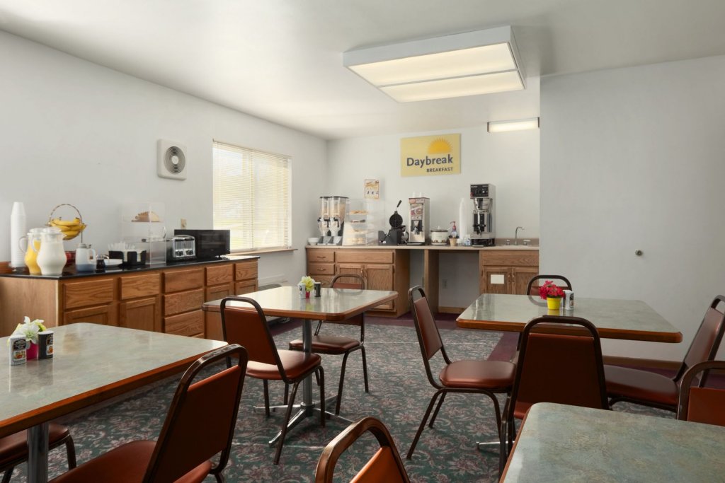 Фото Days Inn by Wyndham Stoughton Wi