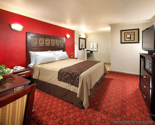 Гостиница Studio Inn and Suites в Дауни