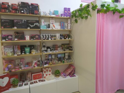 Әйелмен, ер адаммен және досымен әуесқой орыс топтық секс