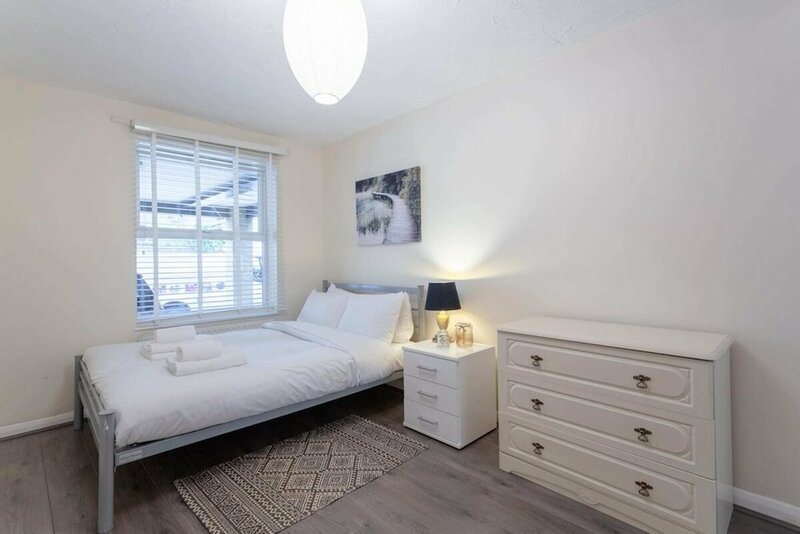 Гостиница Stylish and Homely 4 Bedroom Home in East London в Лондоне