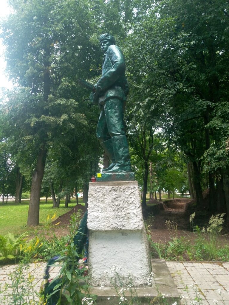 Памятник, мемориал Партизанам, Порхов, фото