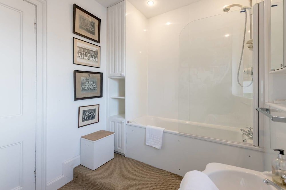 Фото Bright and Spacious 4-bedroom Apart in Stockbridge