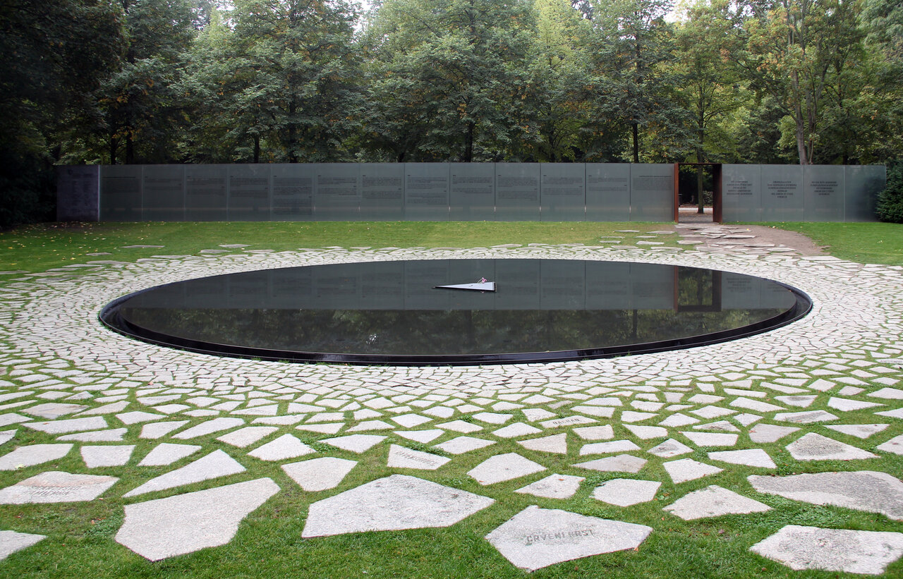 Памятник цыганам в берлине