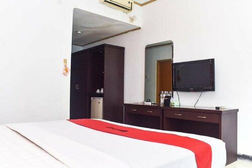 Гостиница RedDoorz Plus @ Tirta Kencana Hotel в Амбоне