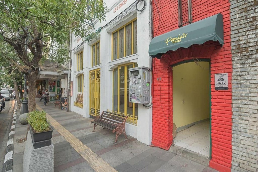 Hotel RedDoorz Near Braga Street, Bandung, photo