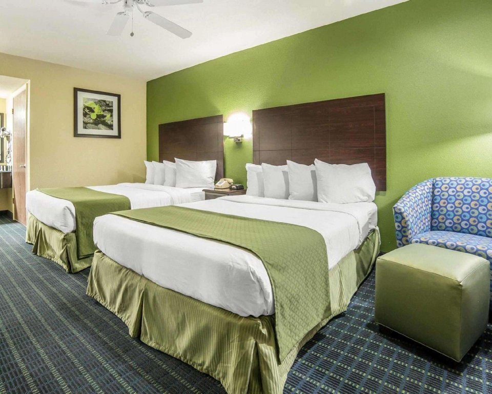 Фото Rodeway Inn & Suites