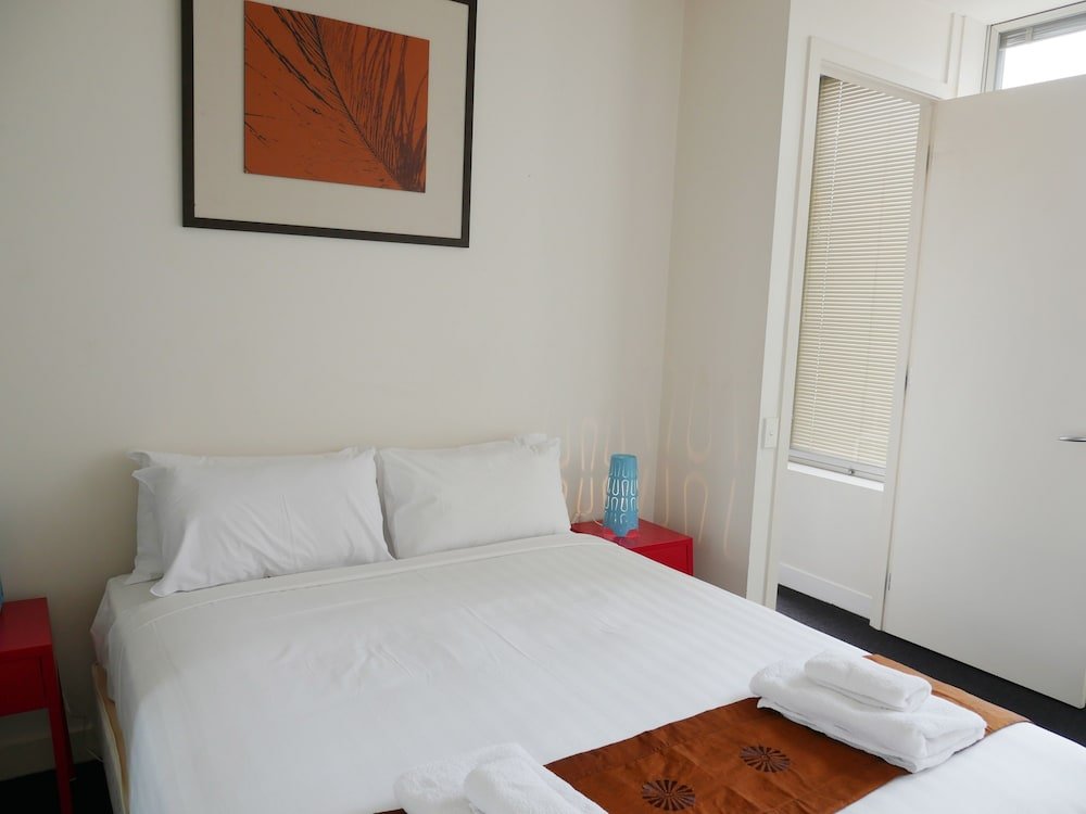 Фото Plum Collins Street Serviced Apartments