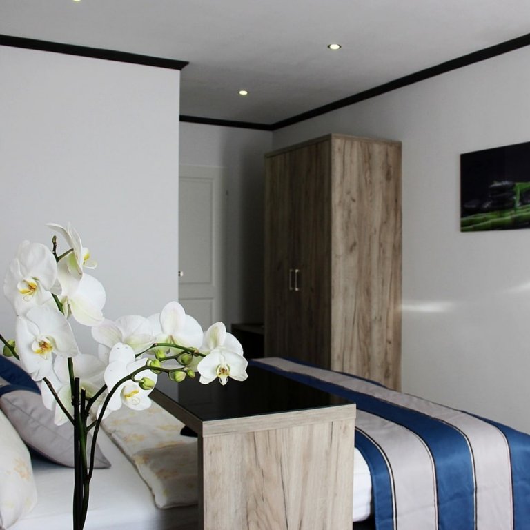 Фото Hotel Zum Halbmond