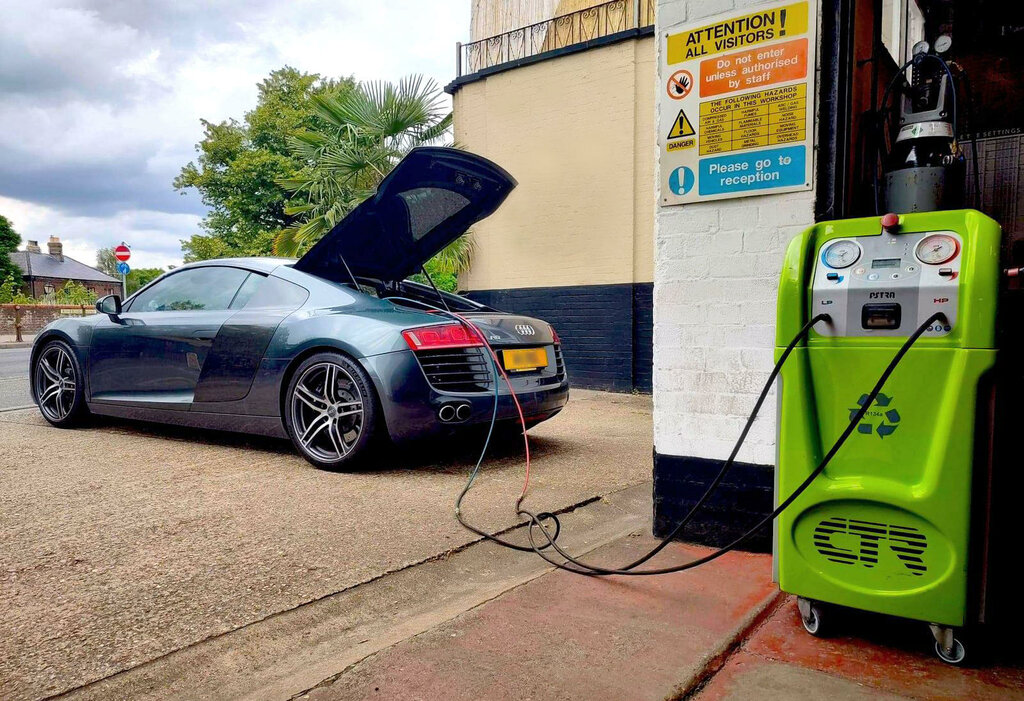 Automobile air conditioning Fast-Fit Tyres & Exhausts, England, photo