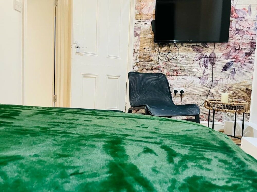 Фото London Luxury Apartments with Jacuzzi Hot tub & Sauna