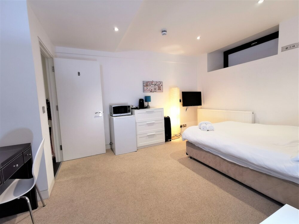 Фото Spacious Double Room with en-suite - 2b