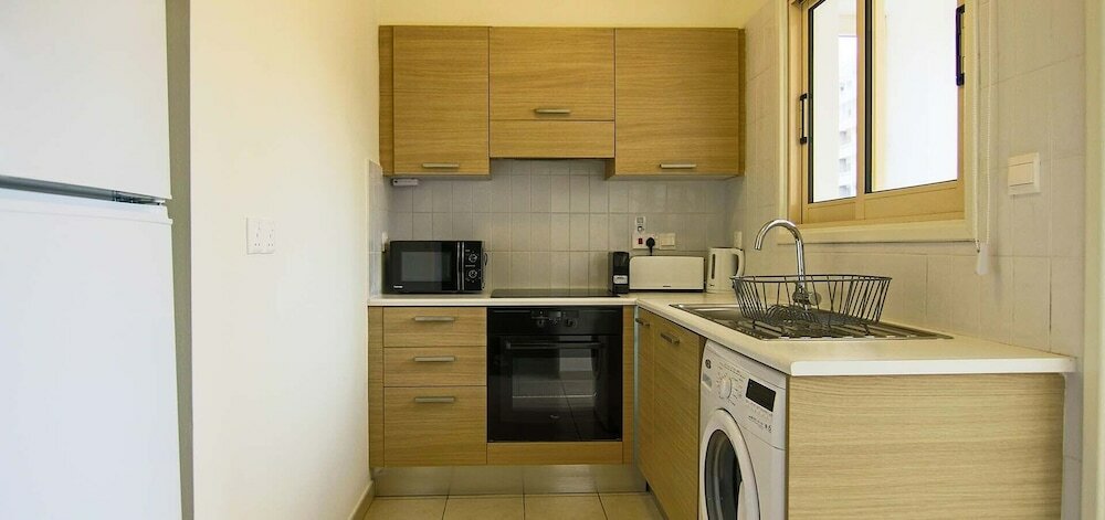 Фото Phaedrus Living: City View Luxury Iras Flat 102