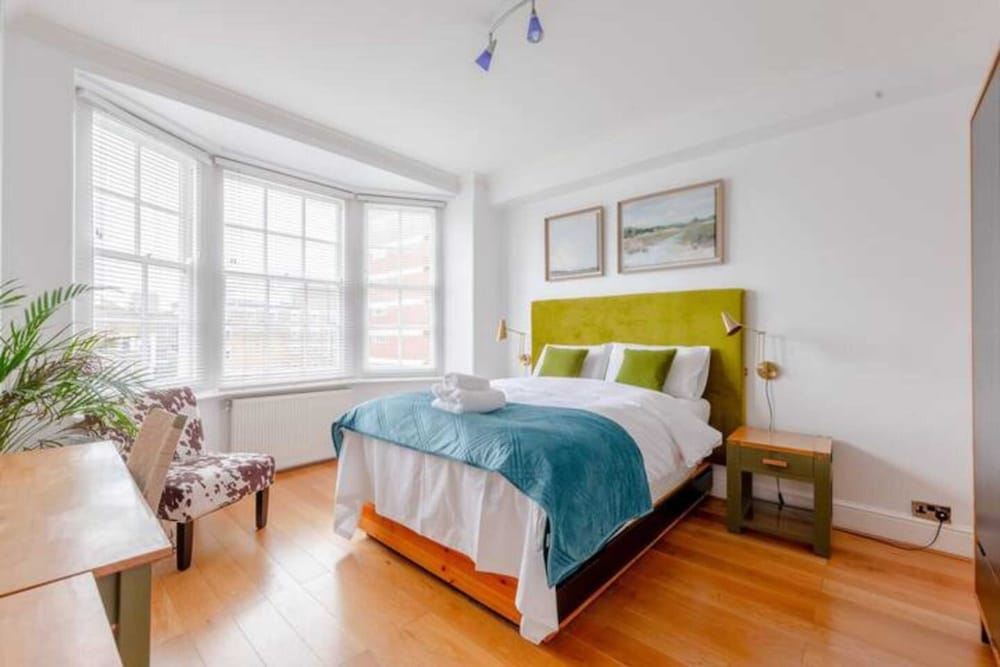 Фото Central and Spacious 2 Bedroom Flat in Kensington