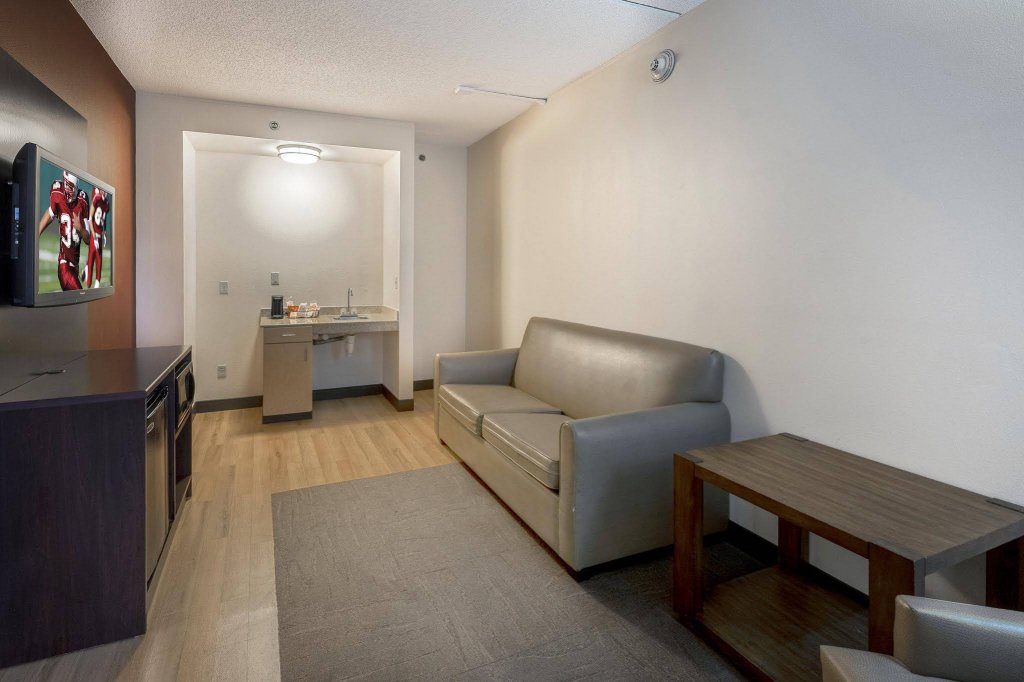 Фото Red Roof Inn Plus+ Long Island - Garden City