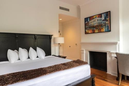 Фото Royal Frenchmen Hotel and Bar