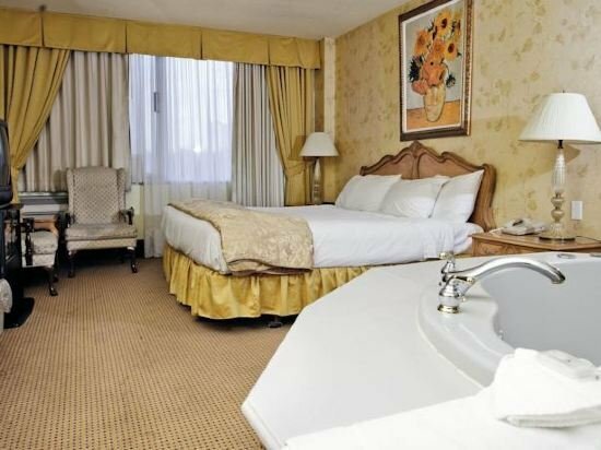 Гостиница Travelodge by Wyndham Niagara Falls Fallsview в Ниагара-Фолс