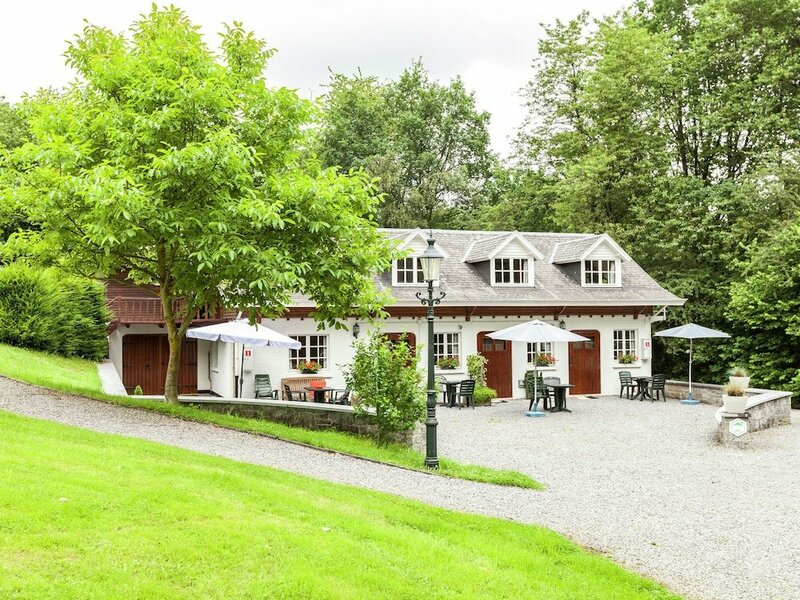 Гостиница Classy Apartment in Bohon With Garden Furniture and Barbecue