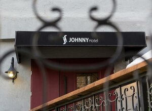 Johnny Hotel