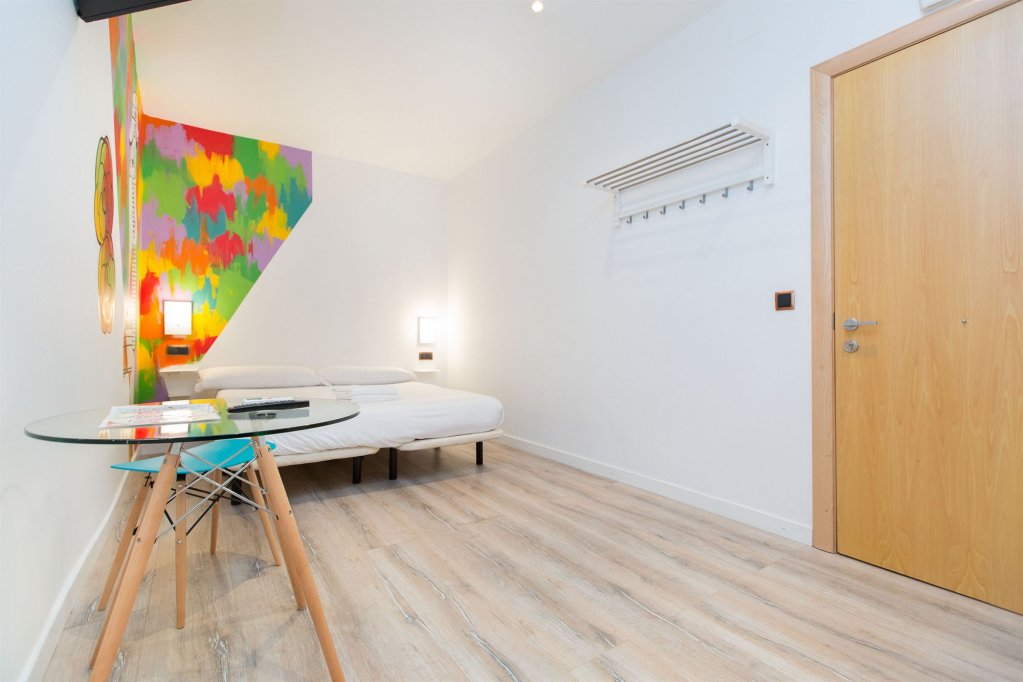 Фото AinB Las Ramblas Colón Apartments