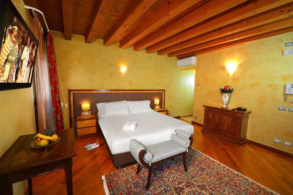 Фото City Centre Rooms and Apartments