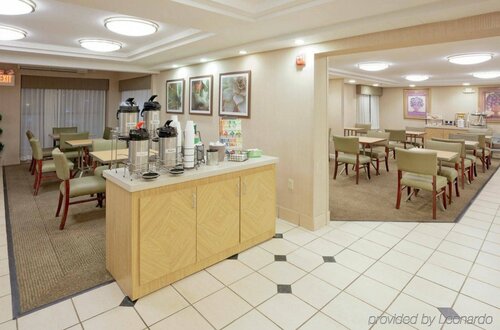 Гостиница La Quinta Inn & Suites by Wyndham Warwick Providence Airport в Штате Род-Айленд