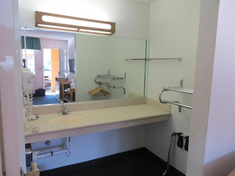 Фото Riverside Inn & Suites