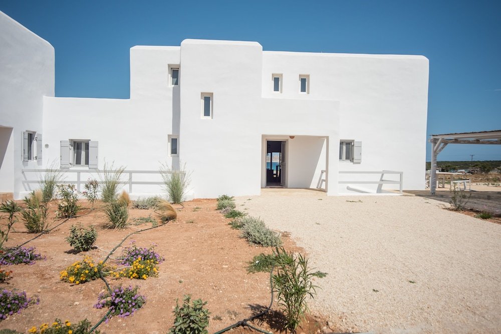 Фото Funky holiday home with pool, next to the beach by VillaRentalsgr