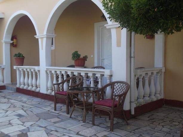 Фото Eleni Family Apartments