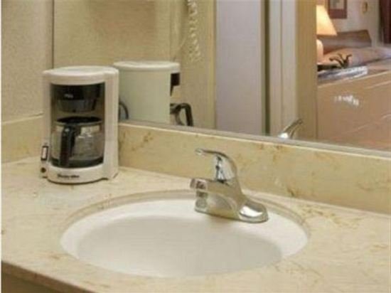 Фото Rodeway Inn & Suites Corona