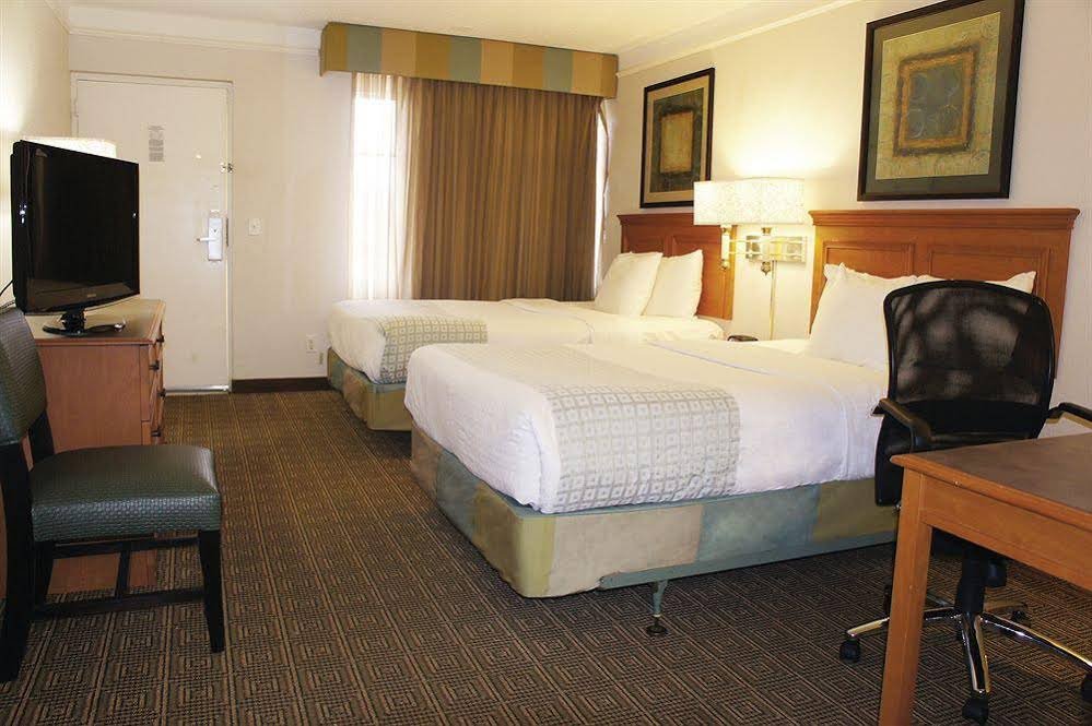 Фото La Quinta Inn & Suites by Wyndham Oklahoma City Airport