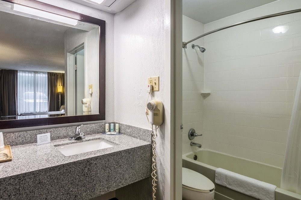 Фото Quality Inn & Suites University Area