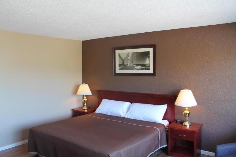 Фото Knights Inn Kamloops