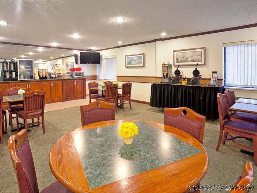 Фото La Quinta Inn by Wyndham Indianapolis East-Post Drive