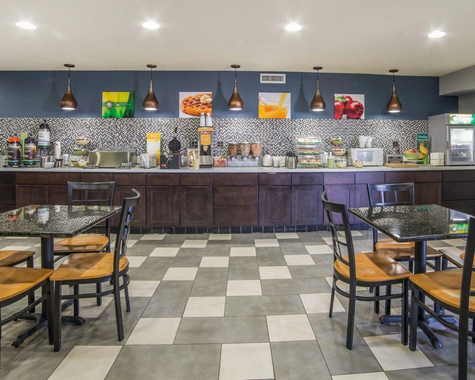 Фото Rodeway Inn & Suites