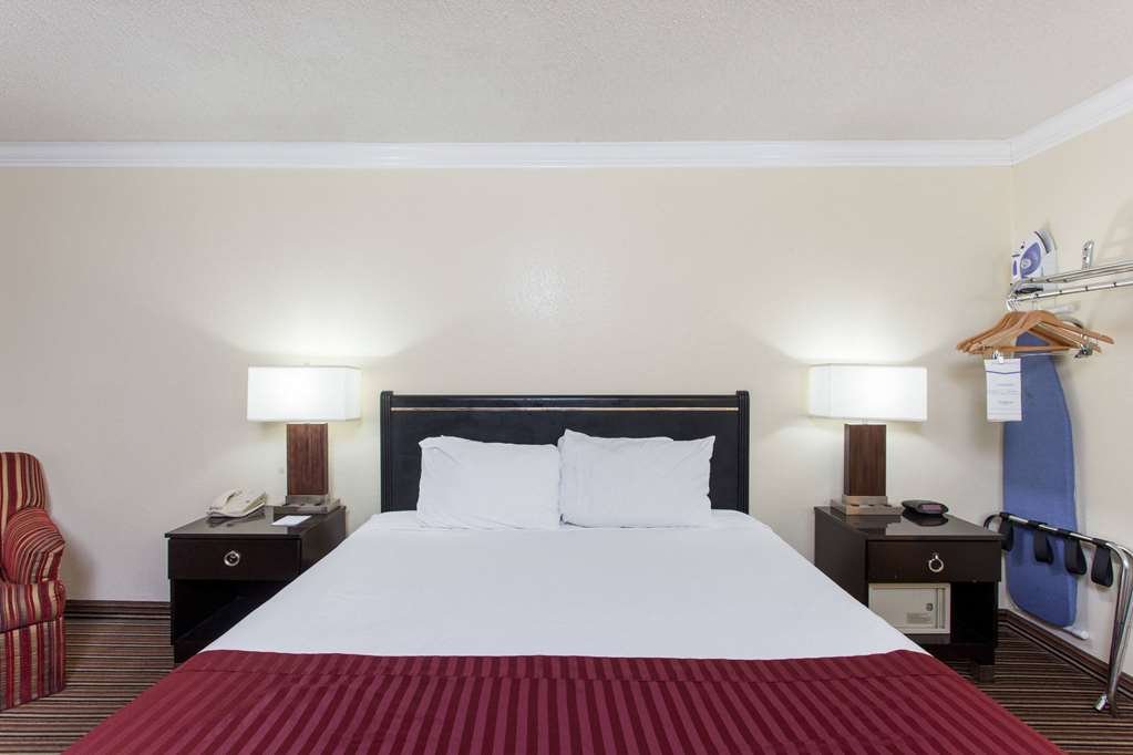 Фото Capri Suites Anaheim